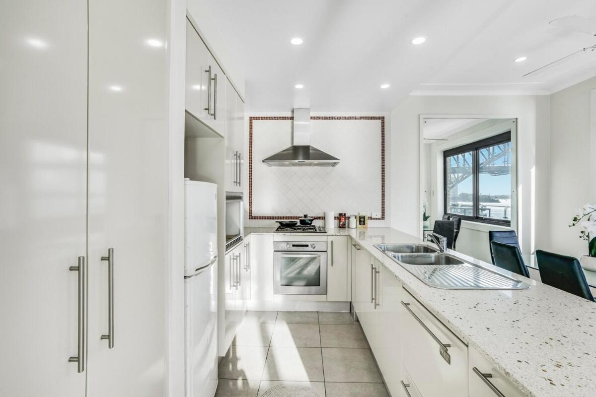 Iconic Opera House And Bridge Views Apartment Sydney