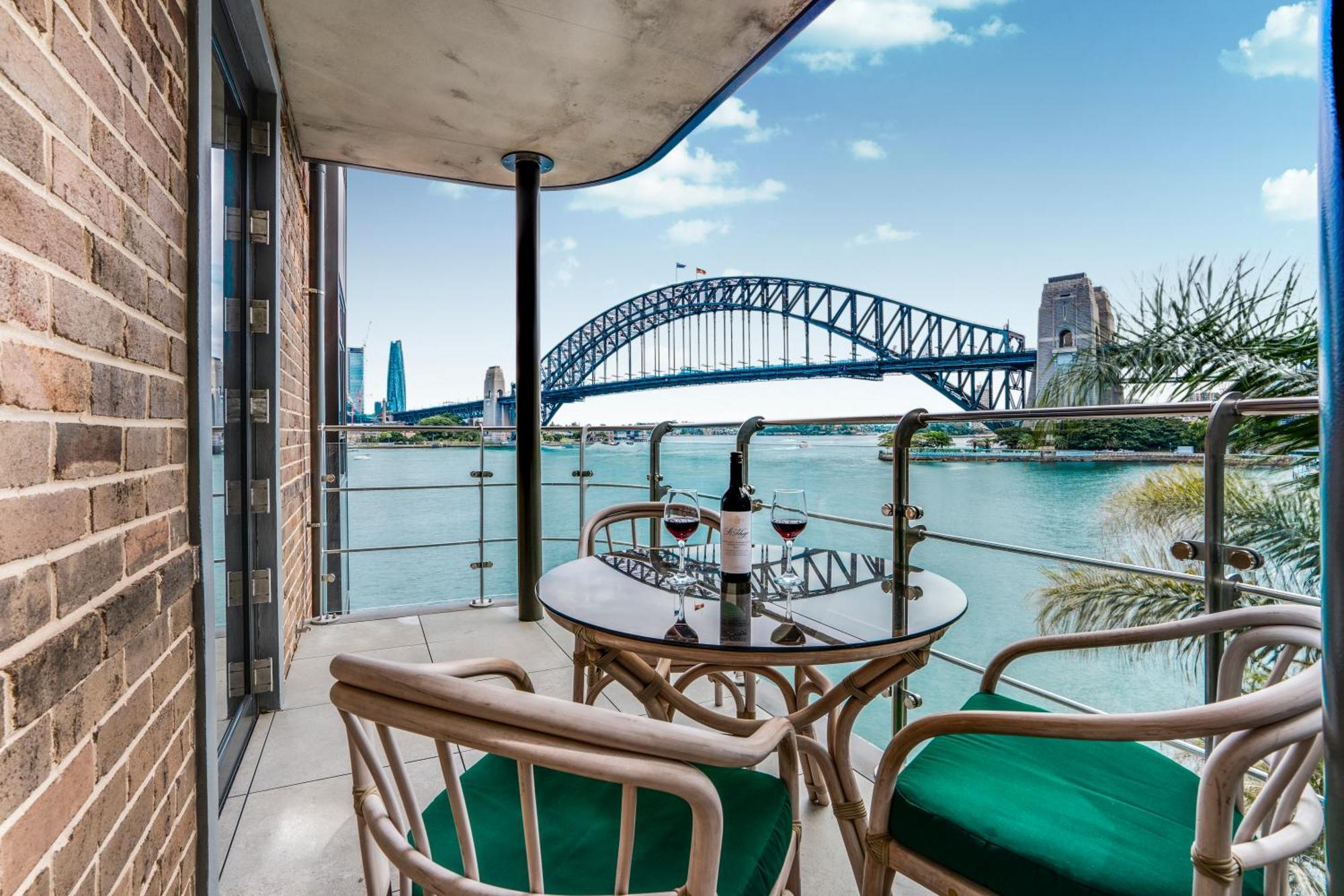 Iconic Opera House And Bridge Views Apartment Sydney